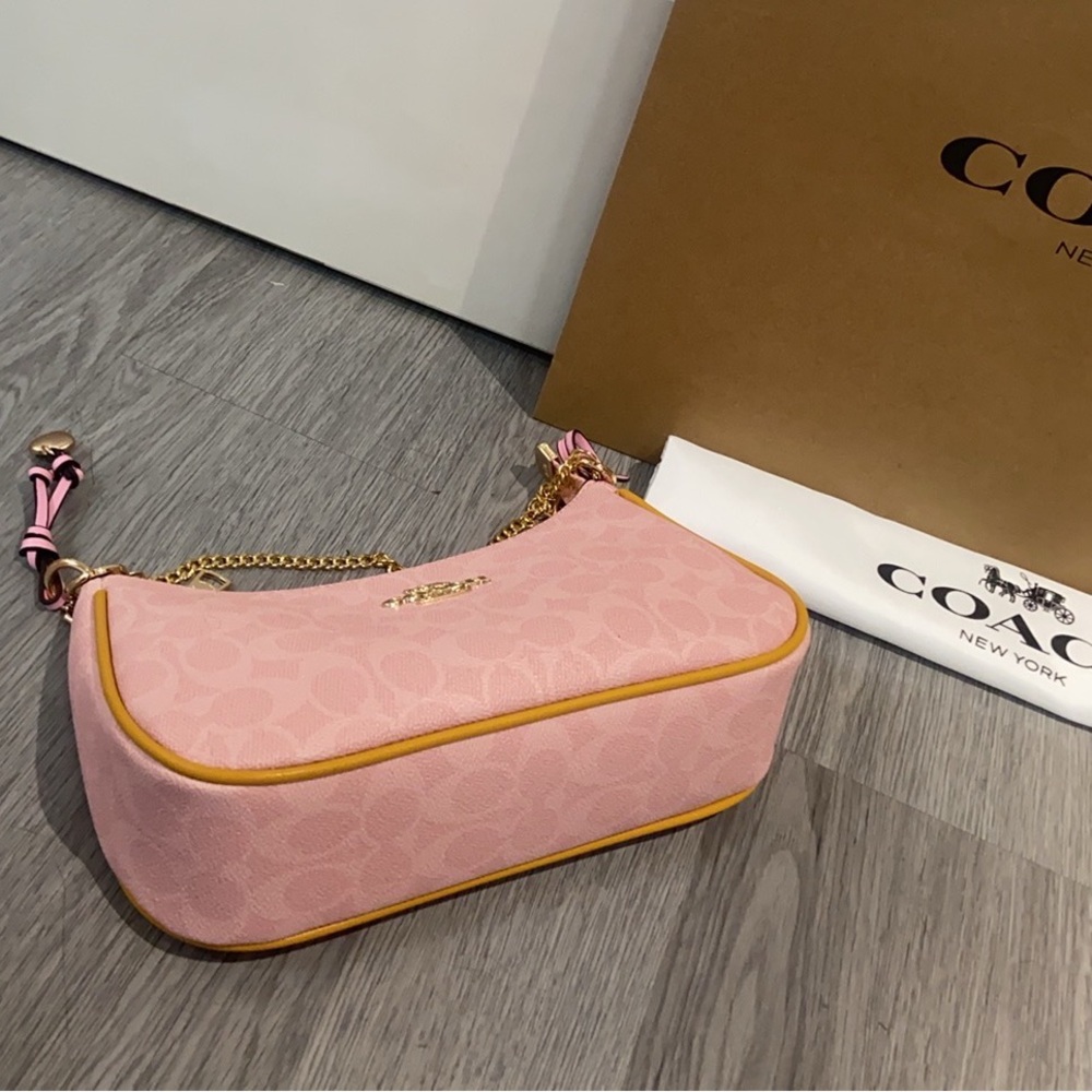 Coach crescent-shaped shoulder bag - Picture 6 of 7